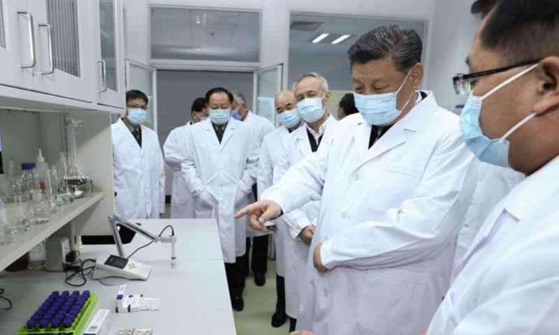 الرئيس الصيني، شي جين بينغ، يتفقد أعمال البحث العلمي حول الوقاية والسيطرة على "كورونا" في بكين- 2 من آذار (شينخوا)