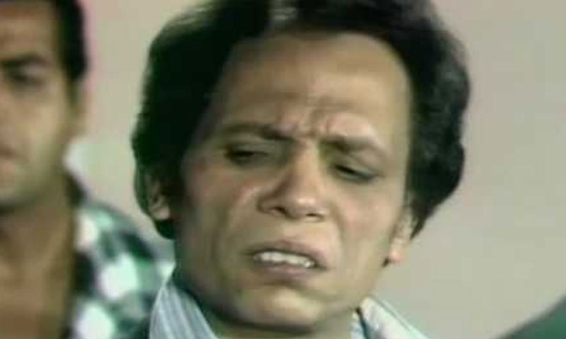 الممثل عادل إمام في لقطة من مسرحية شاهد ماشفش حاجة (يوتيوب)