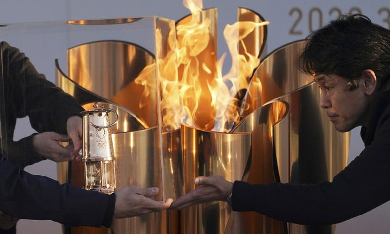 الشعلة الأولمبية في اليابان (أسوشيتد برس)