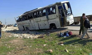 جادث مروري بين حافلة نقل ركاب وسيارة في قرية خرفان بريف منبج الشرقي (كابوس منبج/تلغرام)