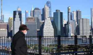 رجل أمريكي يضع كمامة في منهاتن وسط نيويورك الأمريكية (CNN)