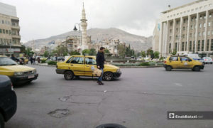 سيارات أجرة في ساحة السبع بحرات وسط العاصمة دمشق- 20 نيسان 2019 (عنب بلدي)
