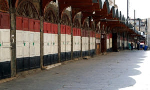 الأسواق مغلقة أمام المسجد الأموي وسط المدينة القديمة في دمشق (رويترز)
