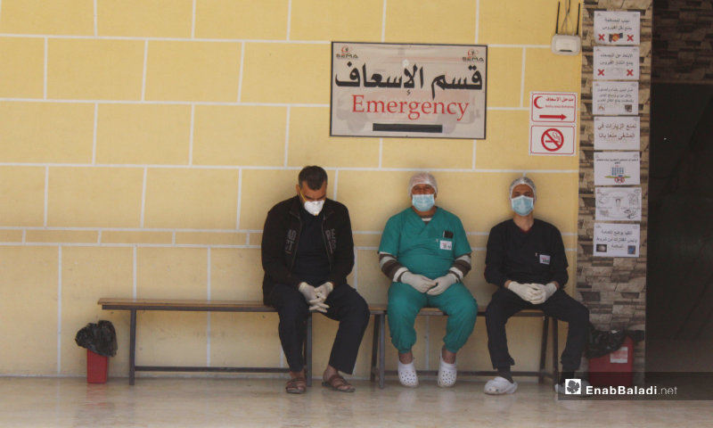 استعداد عناصر قسم الإسعاف في مشفى كفرتخاريم بريف إدلب الشمالي- 27 آذار 2020 (عنب بلدي)