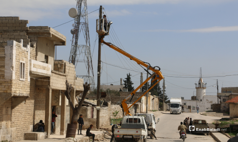 عمليات توصيل الكهرباء إلى بلدة أخترين شمالي حلب بالتعاون بين المجلس المحلي والشركة السورية التركية للطاقة الكهربائية - 24 آذار 2020 (عنب بلدي)
