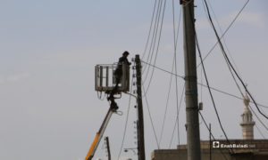 عمليات توصيل الكهرباء إلى بلدة أخترين شمالي حلب بالتعاون بين المجلس المحلي والشركة السورية التركية للطاقة الكهربائية - 24 آذار 2020 (عنب بلدي)