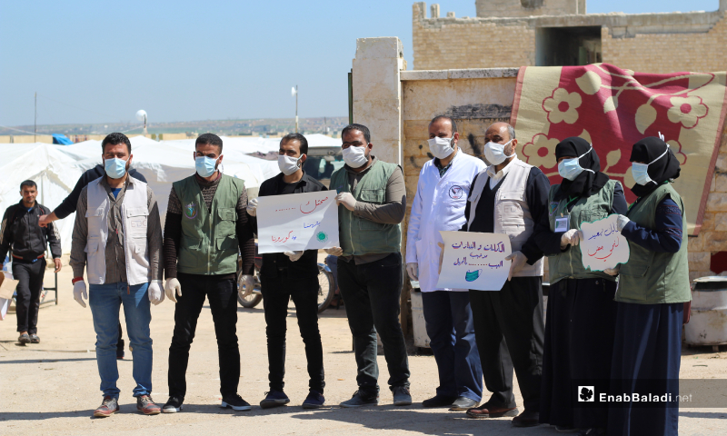جانب من حملات التوعية من قبل الجهات المدنية والفرق التطوعية في مخيمي قبتان والحردانة شمالي حلب للتأكيد على الحجر المنزلي والوقاية من فيروس كورونا - 24 آذار 2020 (عنب بلدي)