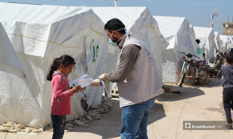 جانب من حملات التوعية من قبل الجهات المدنية والفرق التطوعية في مخيمي قبتان والحردانة شمالي حلب للتأكيد على الحجر المنزلي والوقاية من فيروس كورونا  - 24 آذار 2020 (عنب بلدي)