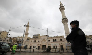 شرطي يضع كمامة في عمان(رويترز)