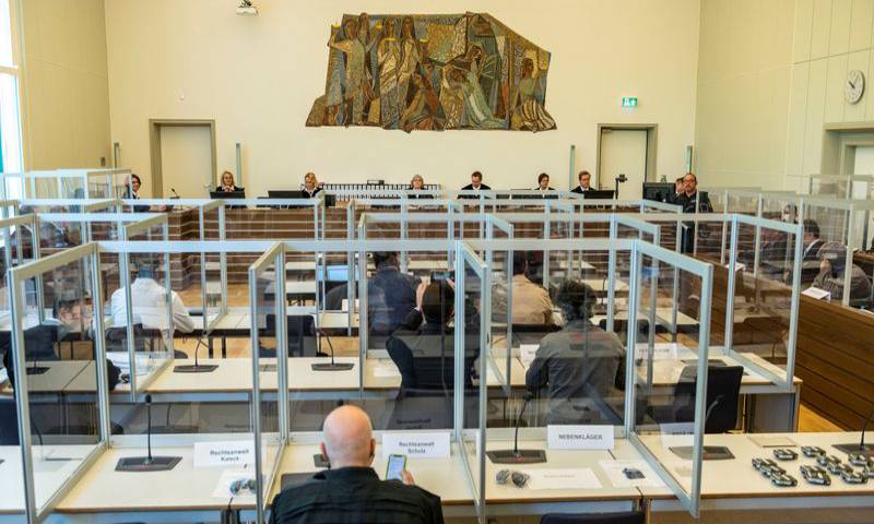 جلسة محكمة ألمانية في كوبلنس لمقاضاة الضابطين السوريين أنور رسلان وإياد الغريب بارتكاب جريمة ضد الإنسانية - 23 نيسان 2020 (AFP)