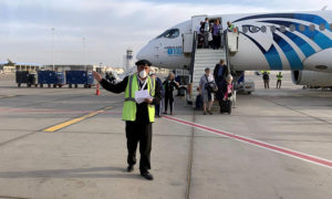 سياح يضعون كمامات واقية في مطار الأقصر الدولي 9 آذار 2020(رويترز)