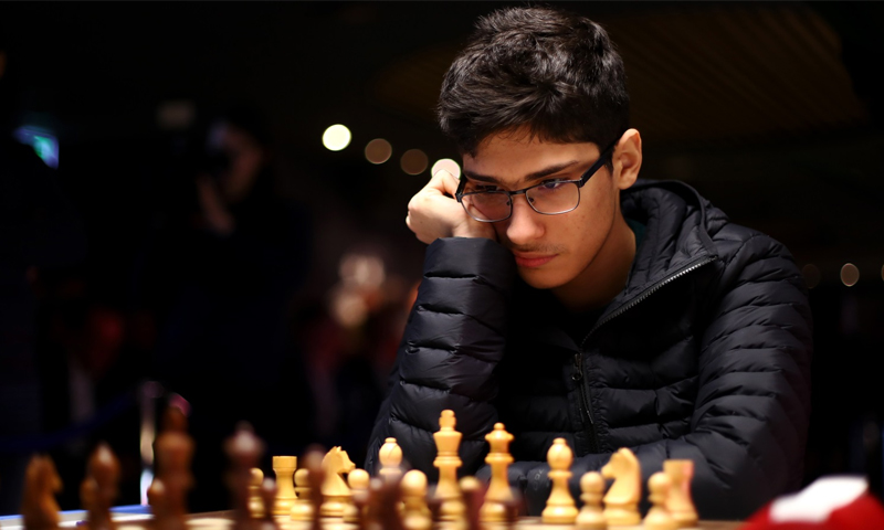 لاعب الشطرنج الإيراني علي رضا فيروزجا المصنف 21 عالميًا في إحدى مبارياته- (CNN)