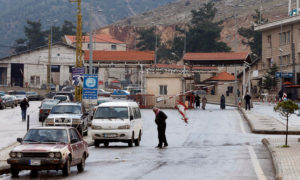 معبر المصنع الحدودي بين سوريا ولبنان (رويترز)