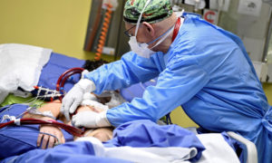 أطباء في إيطاليا يحاولون إنقاذ مريض (رويتز)