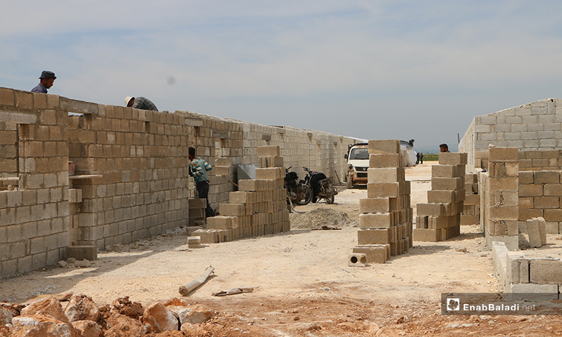 بناء وحدات سكنية إسمنتية عوضًا عن الخيام للنازحين في مخيمات ريف حلب الشمالي حلب- 15 من نيسان (عنب بلدي)
