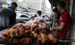 بائع كعك يشتهر في رمضان (معروك)، في مدينة الباب بريف حلب- 24 من نيسان (عنب بلدي)