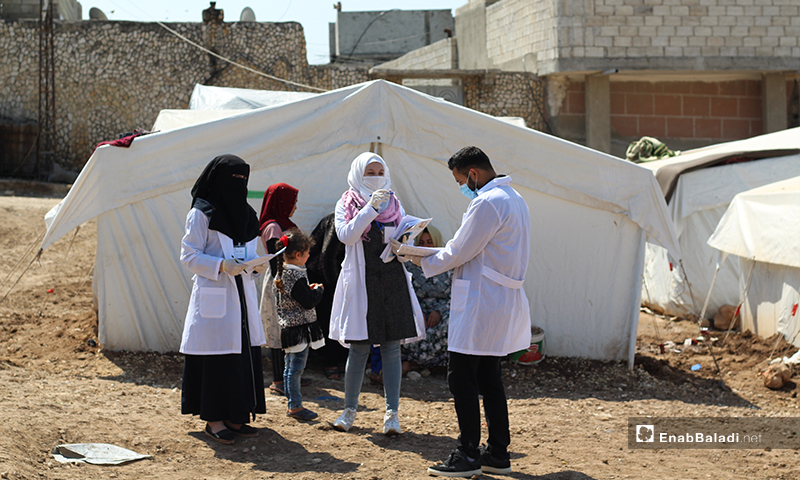 حملة طلاب كليتي الطب والصيدلة بجامعة "حلب الحرة"، لتوعية النازحين من خطر فيروس "كورونا المستجد" (كوفيد-19)، وتعريفهم طرق الوقاية منه- 7 من نيسان (عنب بلدي)