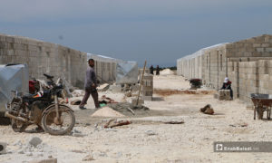 بناء وحدات سكنية إسمنتية عوضًا عن الخيام للنازحين في مخيمات ريف حلب الشمالي حلب- 15 من نيسان (عنب بلدي)