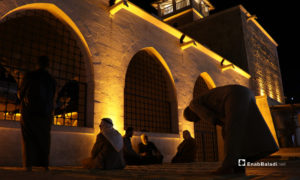 مصلون في المسجد الكبير بمدينة الباب بريف حلب ليلة رمضان- 23 من نيسان (عنب بلدي)
