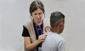 ممرضة تفحص الأطفال في مشفى سامز بمدينة إدلب - 2020 (سامز)