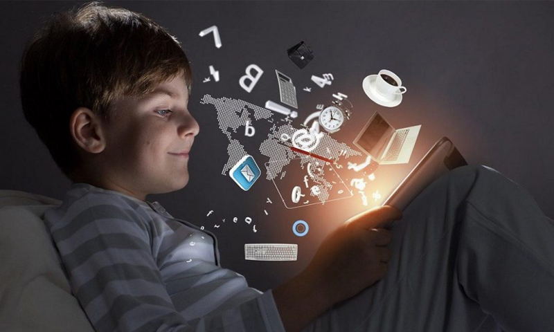 صورة تعبيرية لطفل يستخدم الإنترنت- (fastbridge)