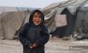 طفل يبتسم بمخيم بريف حلب- 24 من نيسان (عنب بلدي)