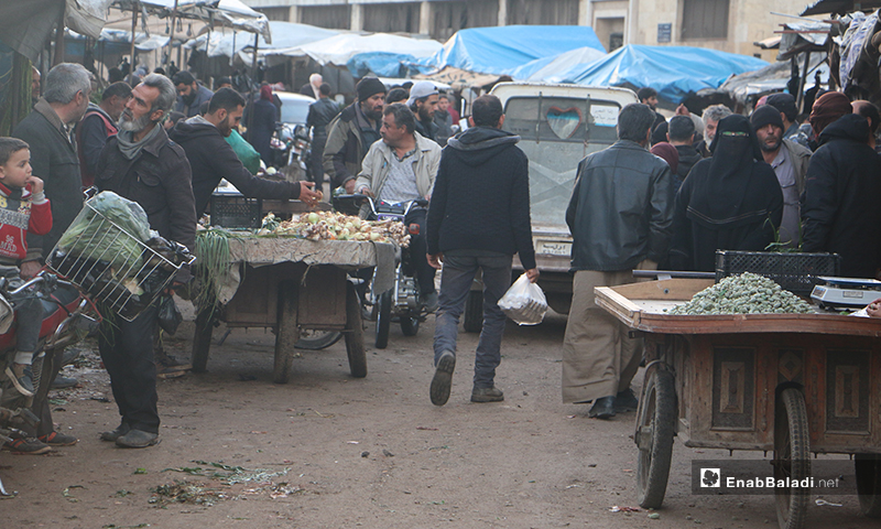 حركة الشراء في سوق مدينة إدلب- 7 من نيسان (عنب بلدي)