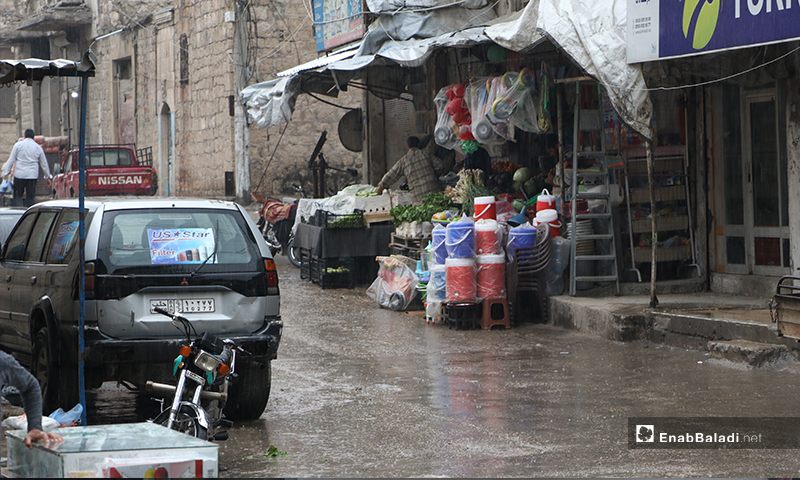 محلات تجارية في أثناء الأجواء الرمضانية الماطرة بمدينة الباب بريف حلب- 24 من نيسان (عنب بلدي)