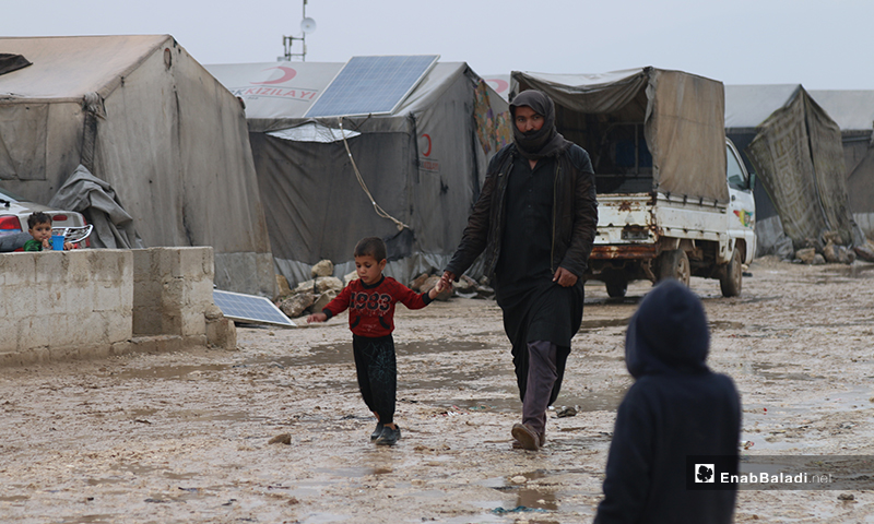 أب وطفله في مخيم حلب لبيه خلال يومهما الأول من رمضان- 24 من نيسان (عنب بلدي)