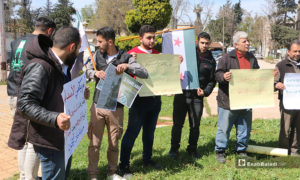 وقفة احتجاجية في مدينة إدلب إحياءً للذكرى الثالثة لمجزرة الكيماوي التي نفذها النظام السوري على خان شيخون- 4 من نيسان (عنب بلدي)