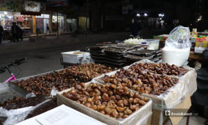 بائع تمور في مدينة الباب بريف حلب تجيهزًا لدخول شهر رمضان- 23 من نيسان (عنب بلدي)