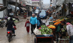 محل خضروات وفواكه في مدينة الباب بريف حلب أثناء الأجواء الرمضانية الماطرة- 24 من نيسان (عنب بلدي)