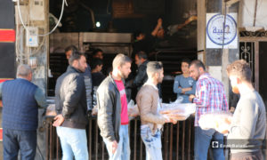 أهالي مدينة اعزاز بريف حلب أمام فرن يشترون الخبز والكعك في رمضان- 30 من نيسان (عنب بلدي)