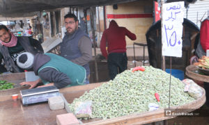 عربة لوز أخضر في سوق مدينة إدلب- 7 من نيسان (عنب بلدي)