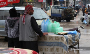 بائع متجول في مدينة الباب بريف حلب أثناء الأجواء الرمضانية الماطرة- 24 من نيسان (عنب بلدي)