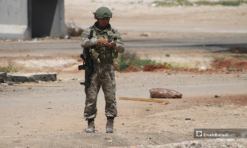 تمركز عناصر الجيش التركي وألياته العسكرية على طريق اللاذقية-حلب الدولي (M4)، في الشمال السوري لحماية تسيير الدوريات المشتركة مع روسيا- 17 من نيسان (عنب بلدي)