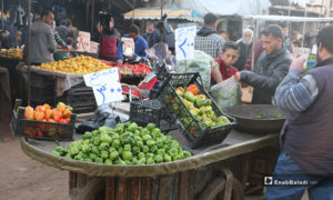 عربة خضرة في سوق مدينة إدلب- 7 من نيسان (عنب بلدي)