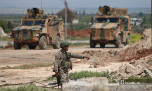 تمركز عناصر الجيش التركي وآلياته العسكرية على طريق اللاذقية-حلب الدولي (M4)، في الشمال السوري لحماية تسيير الدوريات المشتركة مع روسيا- 17 من نيسان (عنب بلدي)