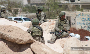 تمركز عناصر الجيش التركي وألياته العسكرية على طريق اللاذقية-حلب الدولي (M4)، في الشمال السوري لحماية تسيير الدوريات المشتركة مع روسيا- 17 من نيسان (عنب بلدي)