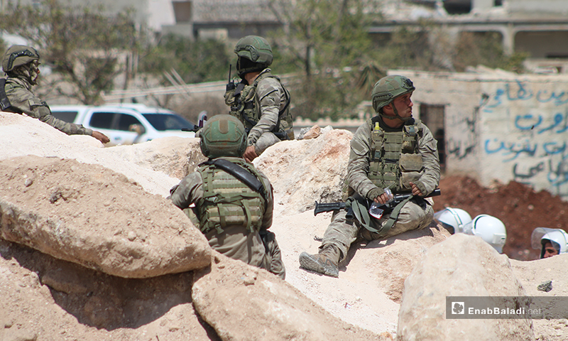 تمركز عناصر الجيش التركي وآلياته العسكرية على طريق اللاذقية-حلب الدولي (M4)، في الشمال السوري لحماية تسيير الدوريات المشتركة مع روسيا- 17 من نيسان (عنب بلدي)