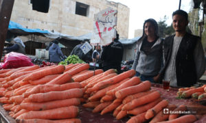 صورة لبسطة جزر في سوق مدينة إدلب- 7 من نيسان (عنب بلدي)