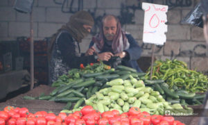 بائع خضرة في سوق مدينة إدلب- 7 من نيسان (عنب بلدي)