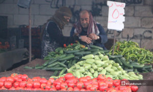 بائع خضرة في سوق مدينة إدلب- 7 من نيسان (عنب بلدي)