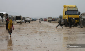 مخيم حلب لبيه بالأجواء الماطرة في اليوم الأول من رمضان-24 من نيسان (عنب بلدي)