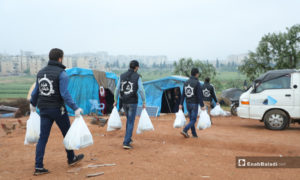 توزيع وجبات غذائية على مخيمات النازحين في إدلب (عنب بلدي)
