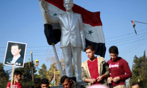 شبان في مسيرة مؤيدة للنظام السوري في القامشلي - كانون الأول 2018 (afp)

