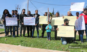 وقفة احتجاجية في مدينة إدلب إحياءً للذكرى الثالثة لمجزرة الكيماوي التي نفذها النظام السوري على خان شيخون- 4 من نيسان (عنب بلدي)