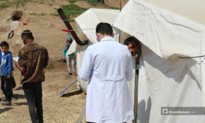 حملة طلاب كليتي الطب والصيدلة بجامعة "حلب الحرة"، لتوعية النازحين من خطر فيروس "كورونا المستجد" (كوفيد-19)، وتعريفهم طرق الوقاية منه- 7 من نيسان (عنب بلدي)