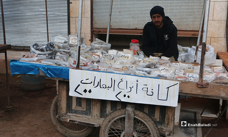 بائع بهارات وعربته في سوق مدينة إدلب- 7 من نيسان (عنب بلدي)