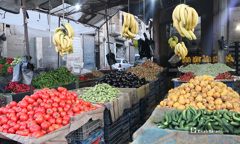 محل فواكه وخضرة في سوق مدينة إدلب- 7 من نيسان (عنب بلدي)